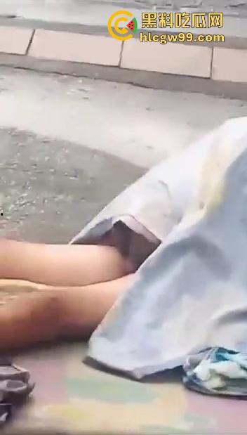 阿三这警察是不是管太宽?流浪汉街头修被子,结果被三个大哥围观打喇叭,搞得他们连个逼都日不下去!-3