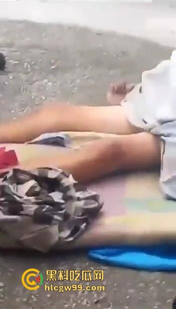 阿三这警察是不是管太宽?流浪汉街头修被子,结果被三个大哥围观打喇叭,搞得他们连个逼都日不下去!-5