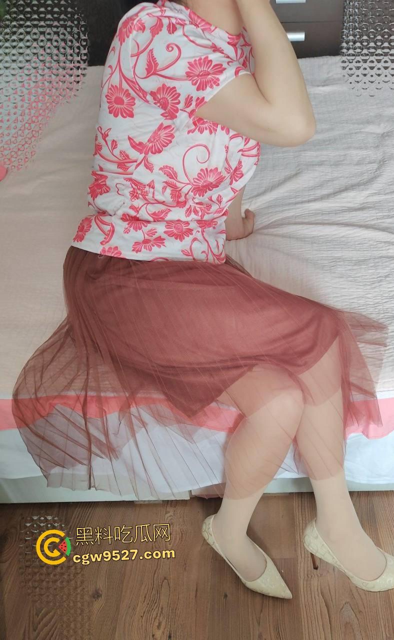 海角大神再刷战绩!继父钓鱼不在家,肥臀妈妈被黄瓜鸡儿轮番插爆,丝袜脚高潮喷白沫!-2