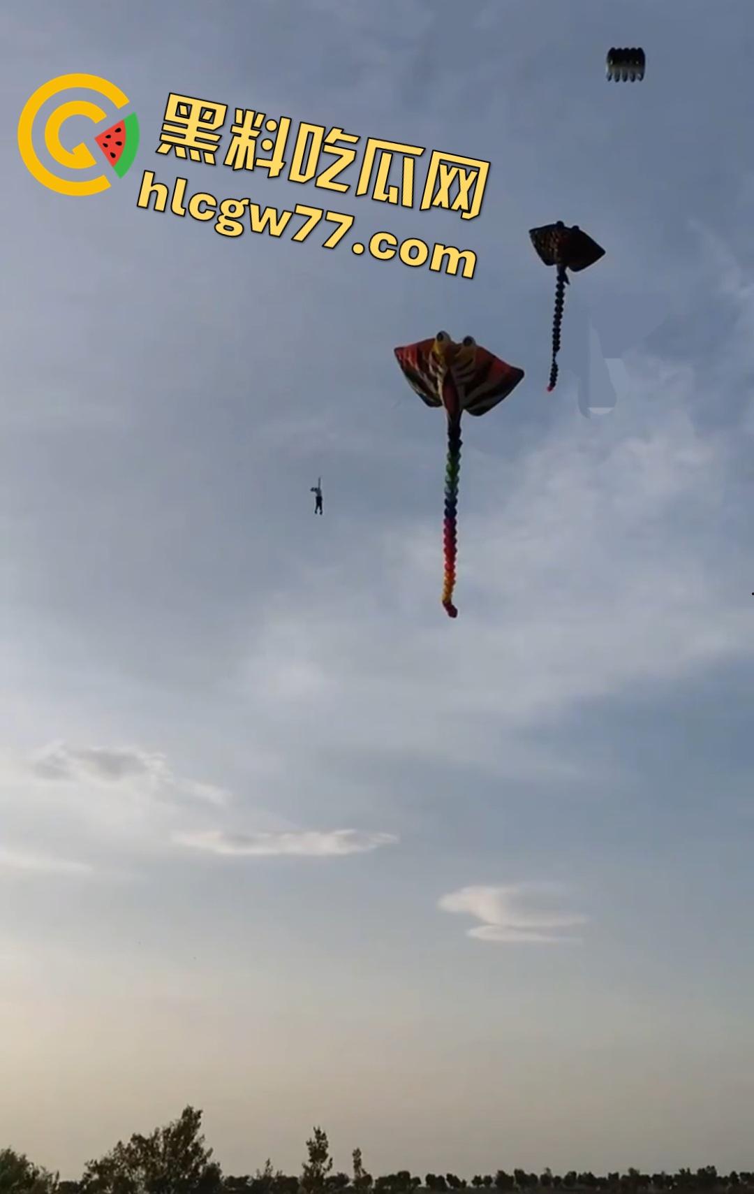 河北石家庄男子坐在风筝线的座位上飞起来大喊“操你妈的还钱”!险些被老鹰叼走小鸡鸡!-7