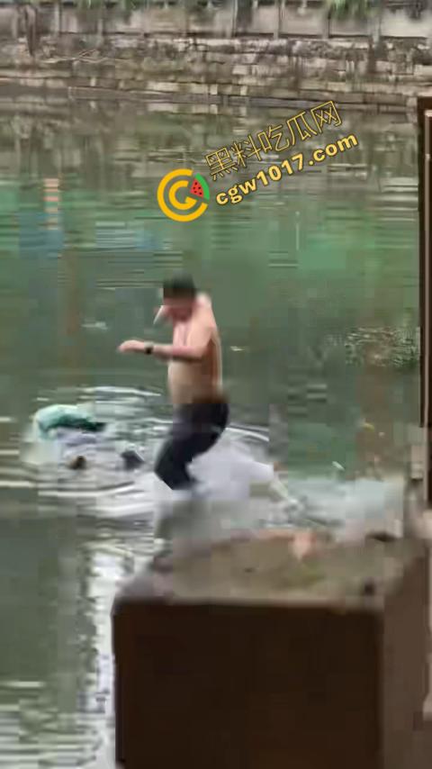 重庆湖边惊魂:绝望女子跳湖,勇敢路人生死救美,惊险拯救,揪心一刻,心跳加速,惊险刺激!-6