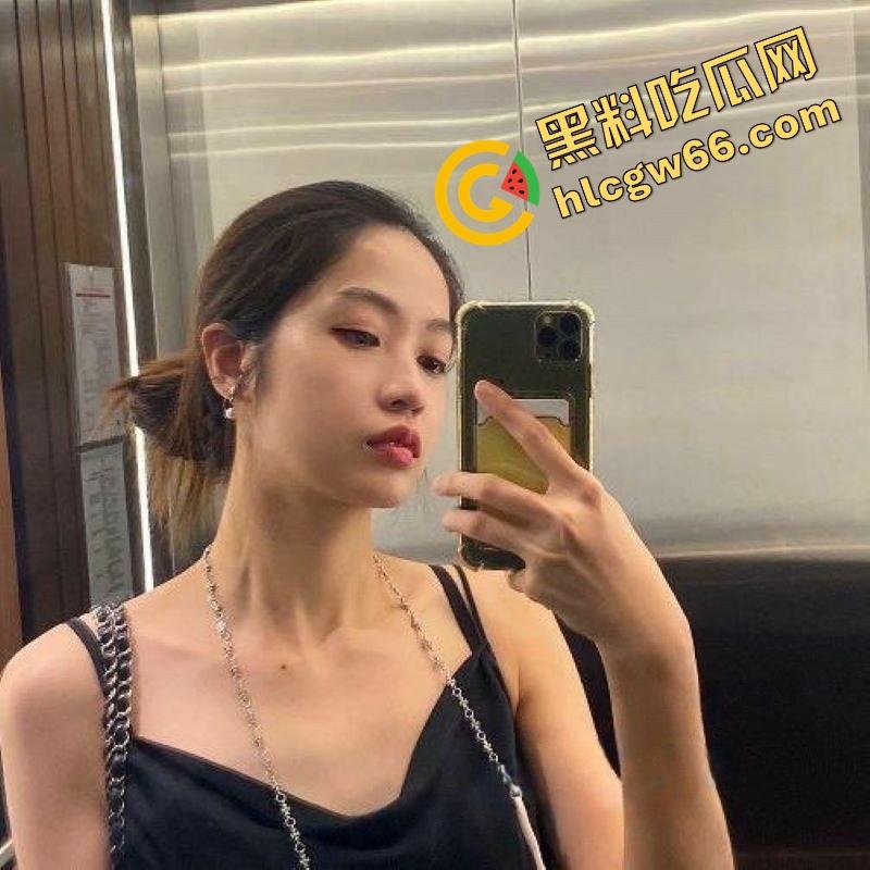 新加坡花店老板娘【Babeyiyi】偷情翻车,良家女干了次黑人就上瘾,嘴含黑屌含到下巴脱臼!-1