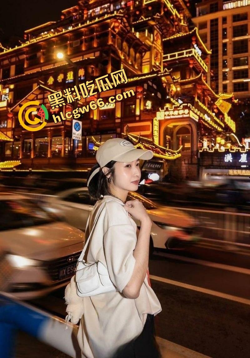 新加坡花店老板娘【Babeyiyi】偷情翻车,良家女干了次黑人就上瘾,嘴含黑屌含到下巴脱臼!-2