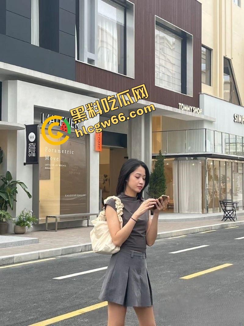 新加坡花店老板娘【Babeyiyi】偷情翻车,良家女干了次黑人就上瘾,嘴含黑屌含到下巴脱臼!-4