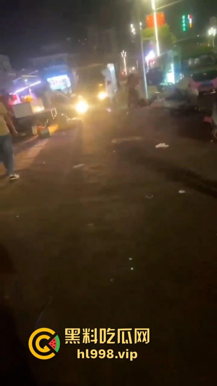 摆个摊你拼什么命啊? 广东女老板为争摊位被男子当街砍杀 视频曝光血腥砍头过程-3