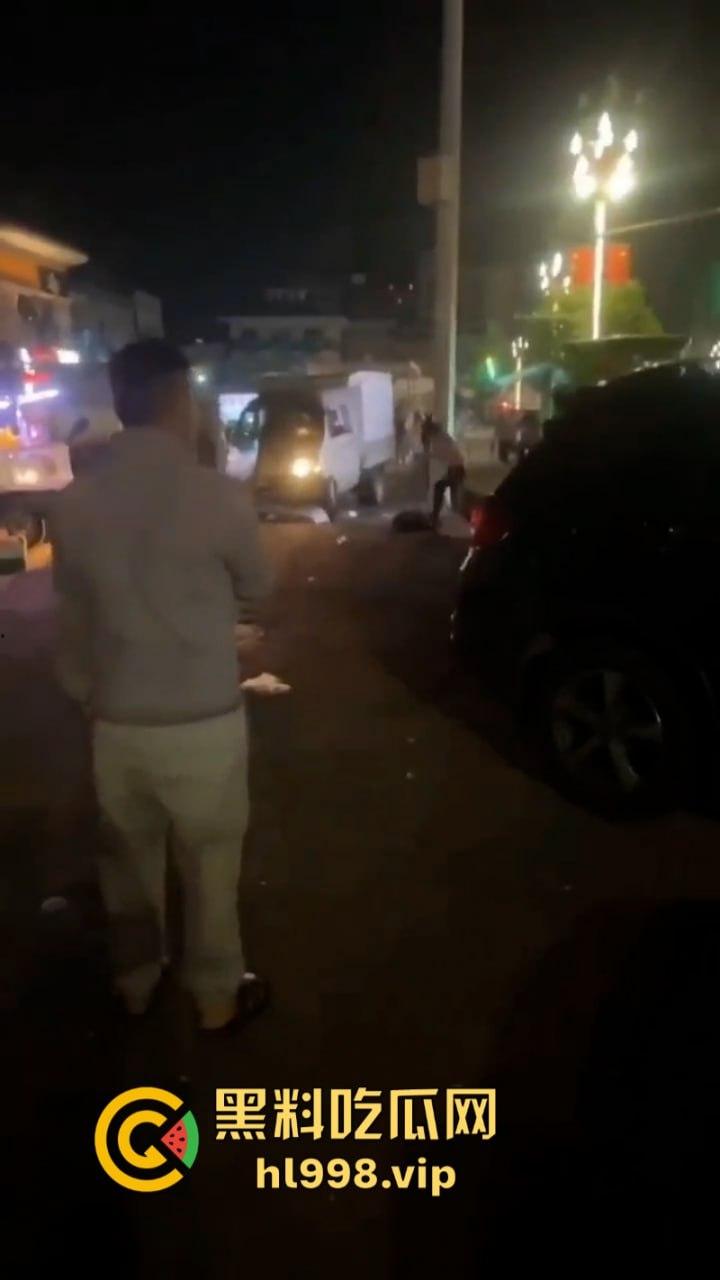 摆个摊你拼什么命啊? 广东女老板为争摊位被男子当街砍杀 视频曝光血腥砍头过程-5