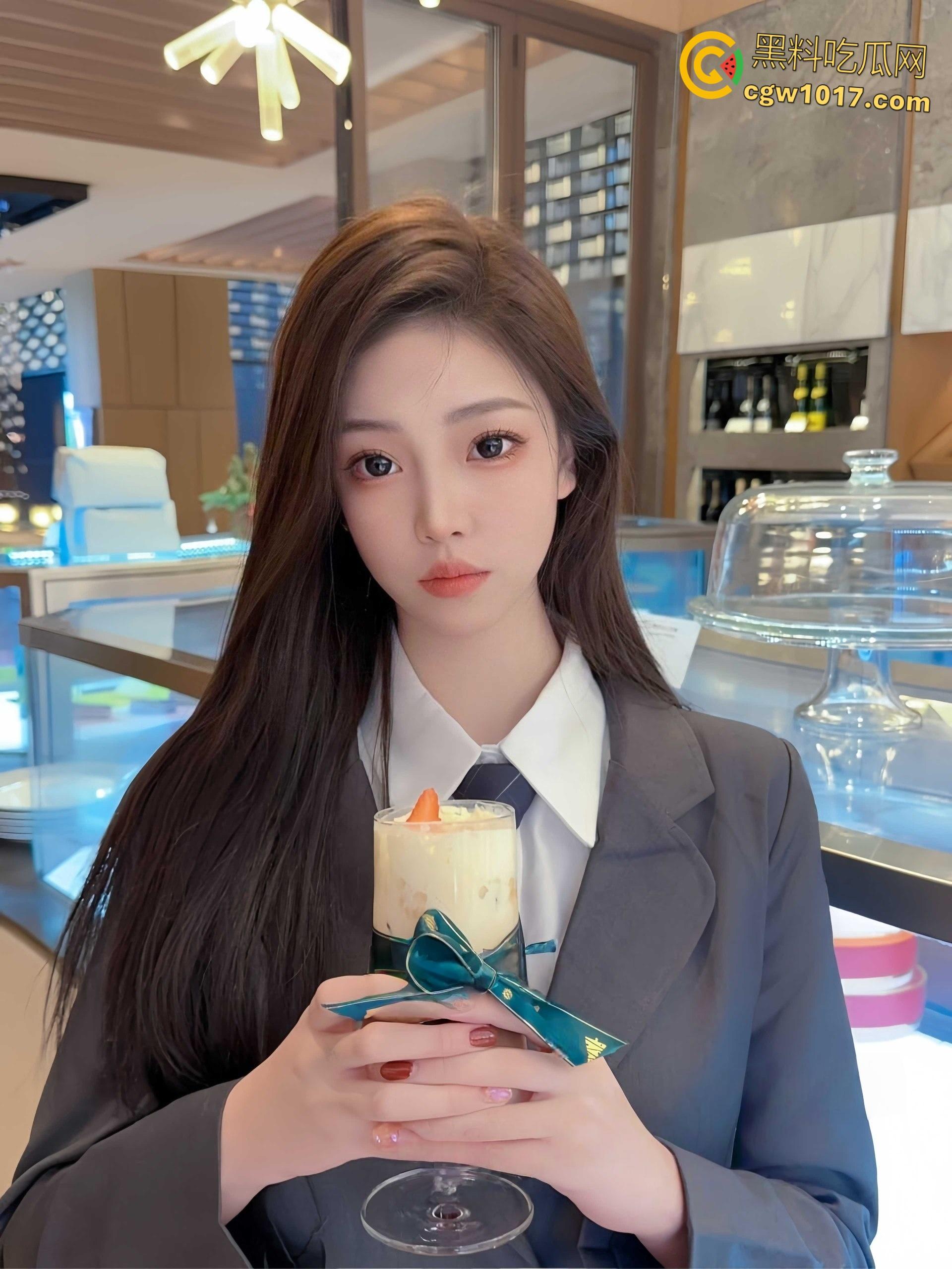 职场高颜值御姐【琳娜】,喜欢自拍裸照给男友欣赏,户外车震被男友无套猛干,蒙眼对镜后入反差至极 !-1