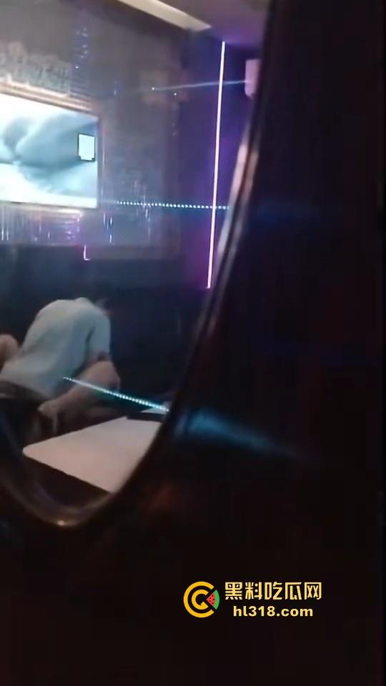 校园情侣KTV包房激情破处,掰腿在沙发狂操,无套进入,呻吟声充满了整个房间,激情满满!-7