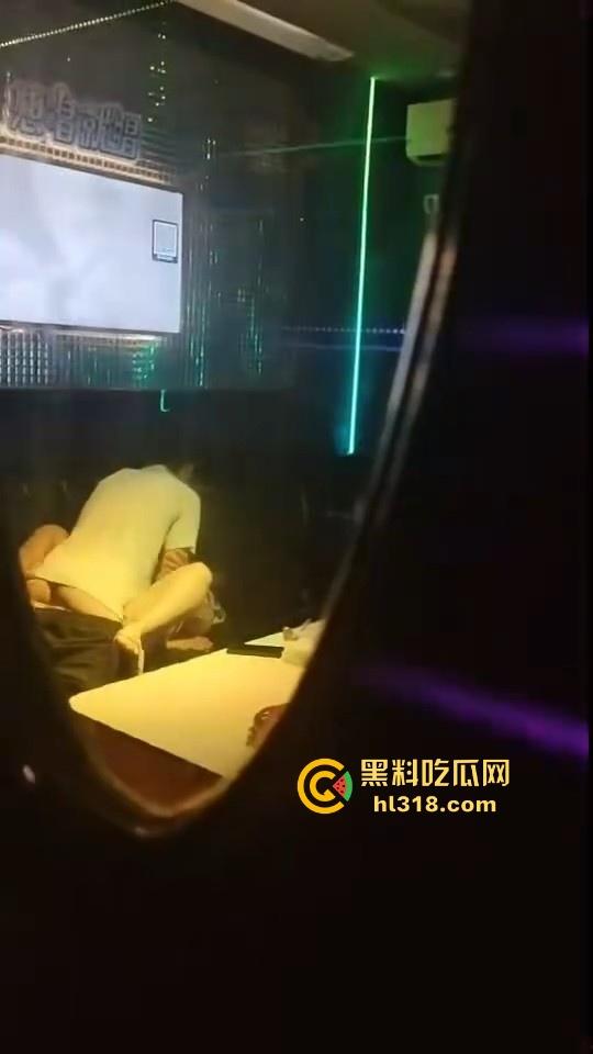 校园情侣KTV包房激情破处,掰腿在沙发狂操,无套进入,呻吟声充满了整个房间,激情满满!-8