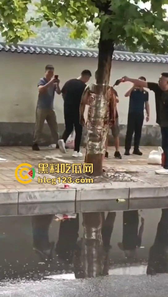 城里人的离谱操作!脱光缠树上撒面粉,这画面简直像缅北逃猪仔被抓!-1