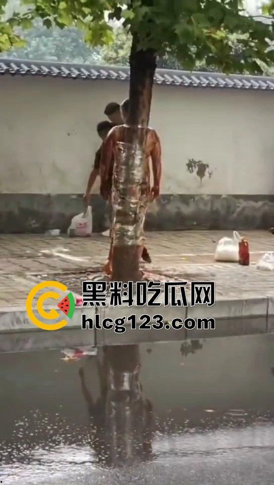 城里人的离谱操作!脱光缠树上撒面粉,这画面简直像缅北逃猪仔被抓!-2