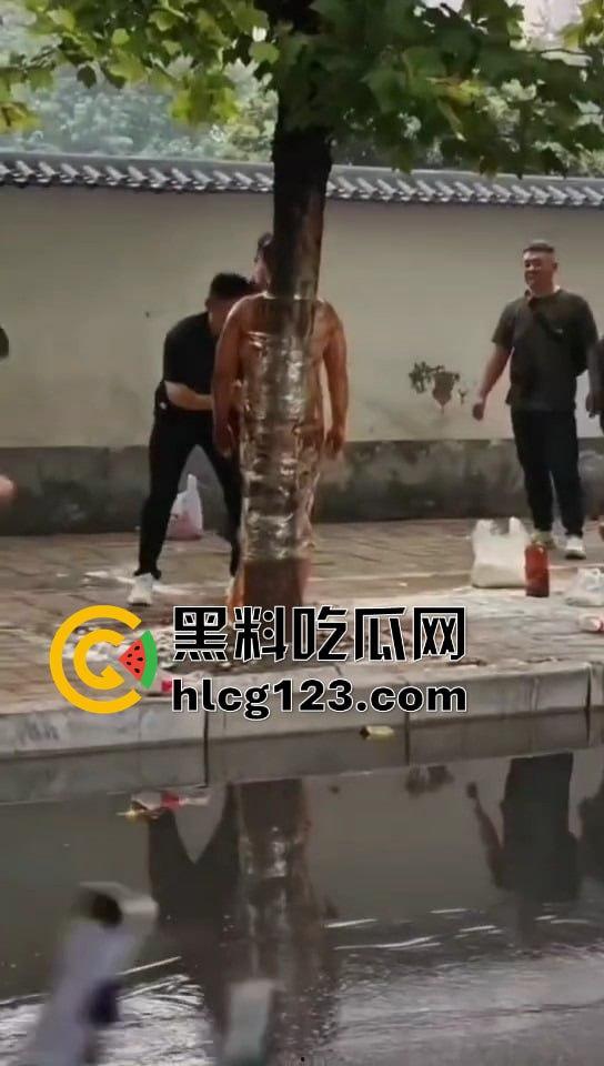 城里人的离谱操作!脱光缠树上撒面粉,这画面简直像缅北逃猪仔被抓!-4