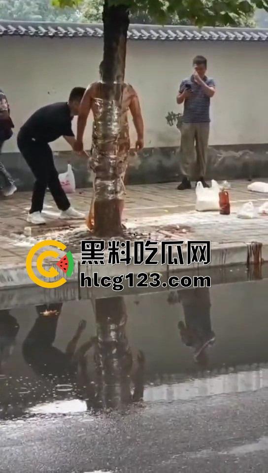 城里人的离谱操作!脱光缠树上撒面粉,这画面简直像缅北逃猪仔被抓!-5