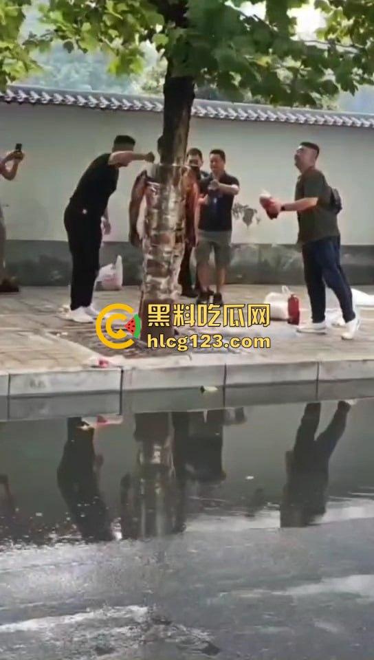 城里人的离谱操作!脱光缠树上撒面粉,这画面简直像缅北逃猪仔被抓!-6