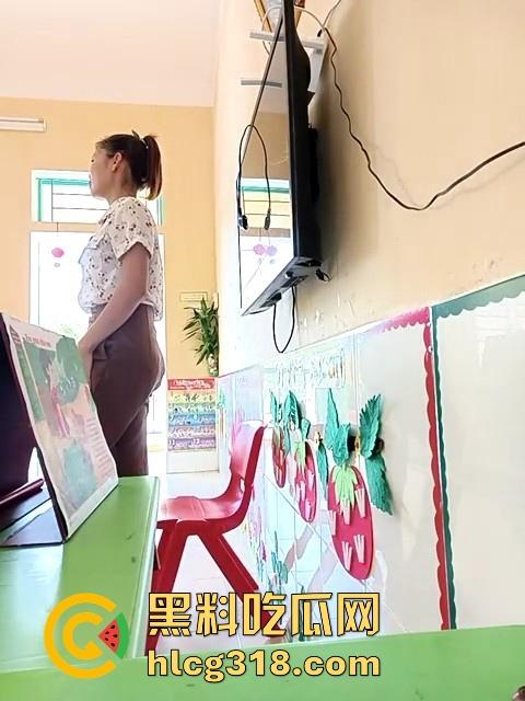 真实幼儿园老师带着跳蛋去上课!马力开到最大档 课中都已经淫水泛滥了 还是幼师会玩!-5