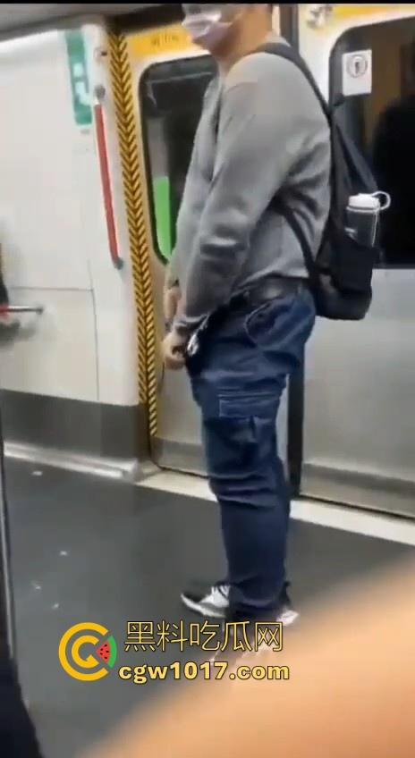 香港地铁牛仔裤大哥现场放尿直播!上班高峰期当着当着众人面开尿,可见心里素质是有多强大,小弟佩服!-1