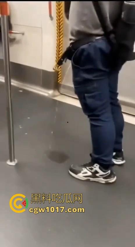 香港地铁牛仔裤大哥现场放尿直播!上班高峰期当着当着众人面开尿,可见心里素质是有多强大,小弟佩服!-4