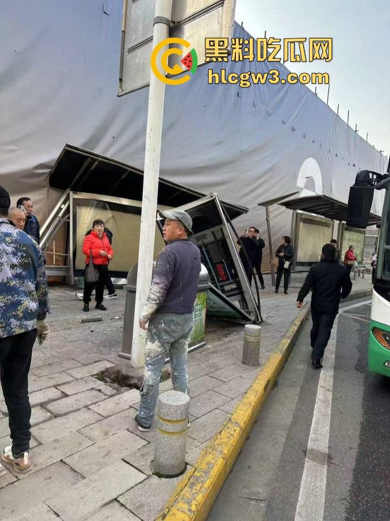 驾驶员突发疾病!武汉一公交车失控致1名行人死亡 现场视频曝光!-2