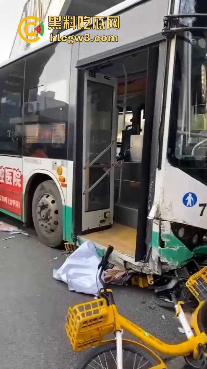 驾驶员突发疾病!武汉一公交车失控致1名行人死亡 现场视频曝光!-4