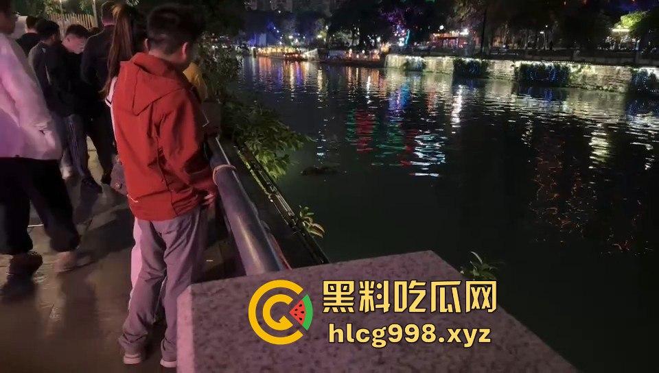 瓜友爆料!成都兰桂坊门口河里惊现浮尸,场面诡异引发热议!-6