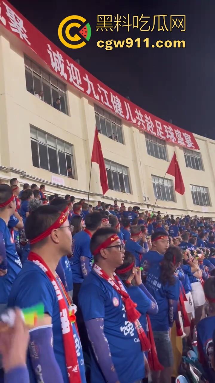 九江2:1击败新余挺进四强!新余球迷输球不甘心怒扔瓶子砸九江球迷,现场差点爆发激烈冲突!-7