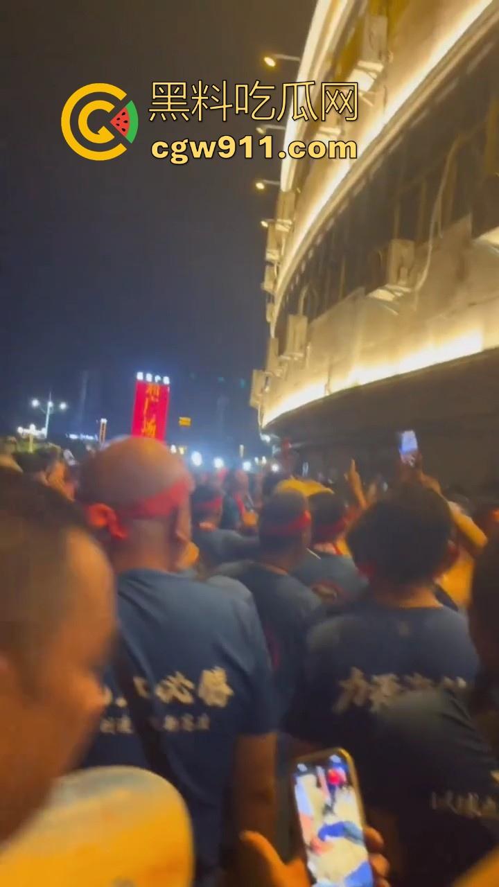 九江2:1击败新余挺进四强!新余球迷输球不甘心怒扔瓶子砸九江球迷,现场差点爆发激烈冲突!-8