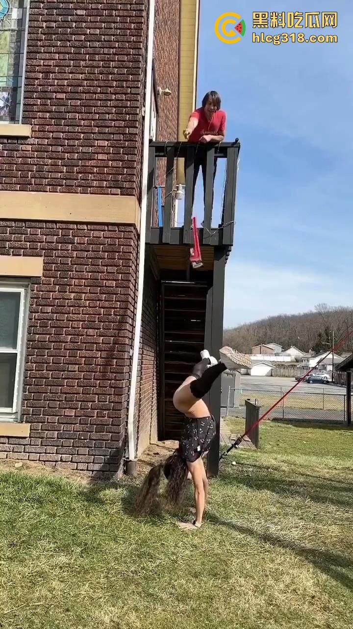 奇葩的离谱操作, 用铲子扇逼用砖头砸鸡鸡用扳手高空插逼,这都是什么操作啊,说是在锻炼绝世武功都有人信!-1