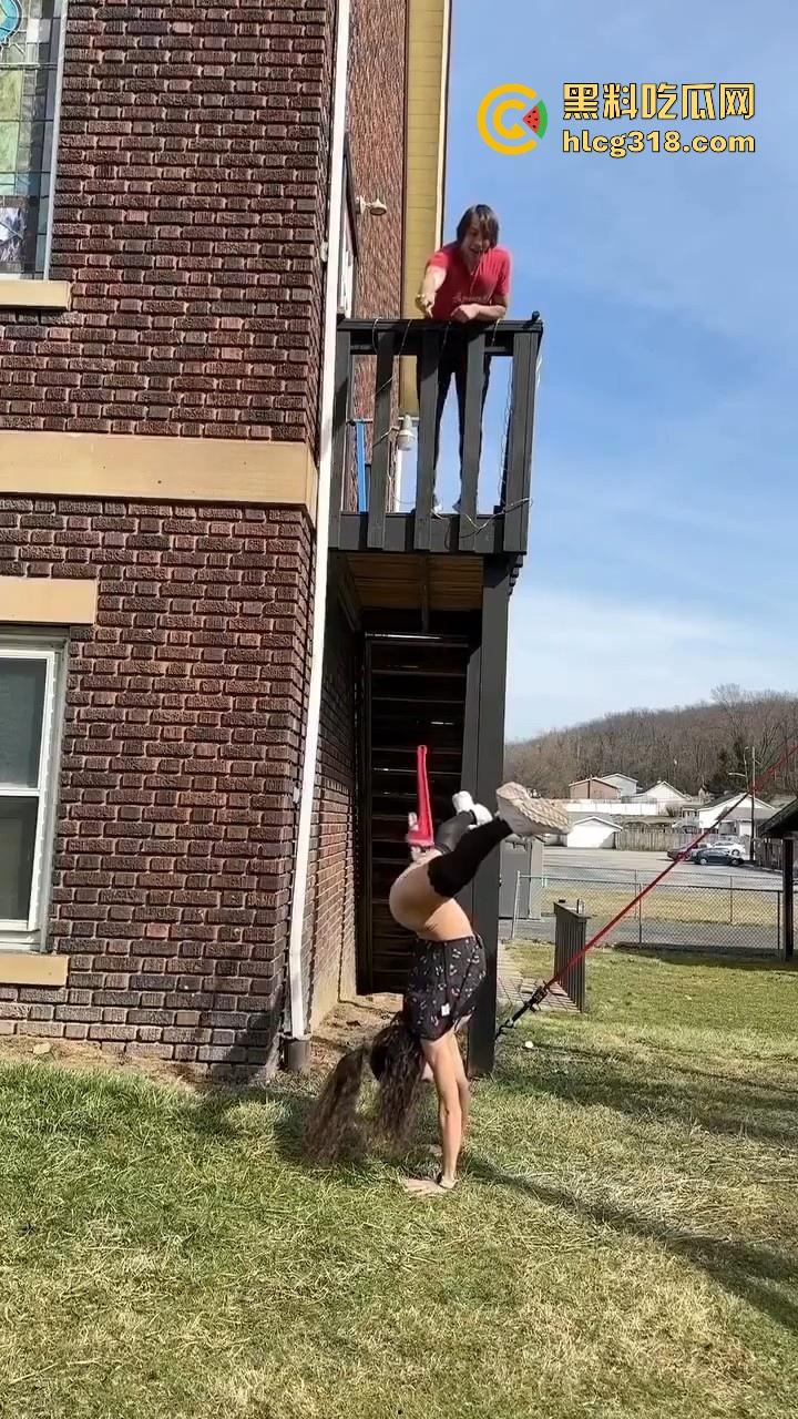 奇葩的离谱操作, 用铲子扇逼用砖头砸鸡鸡用扳手高空插逼,这都是什么操作啊,说是在锻炼绝世武功都有人信!-2