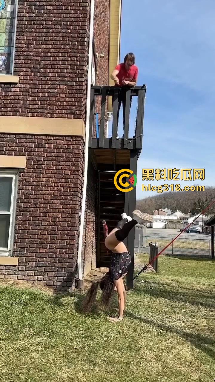 奇葩的离谱操作, 用铲子扇逼用砖头砸鸡鸡用扳手高空插逼,这都是什么操作啊,说是在锻炼绝世武功都有人信!-3