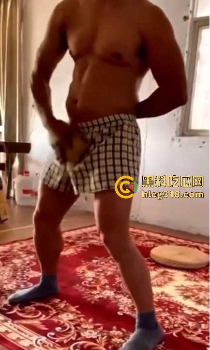 奇葩的离谱操作, 用铲子扇逼用砖头砸鸡鸡用扳手高空插逼,这都是什么操作啊,说是在锻炼绝世武功都有人信!-4