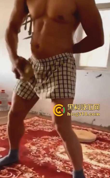 奇葩的离谱操作, 用铲子扇逼用砖头砸鸡鸡用扳手高空插逼,这都是什么操作啊,说是在锻炼绝世武功都有人信!-5