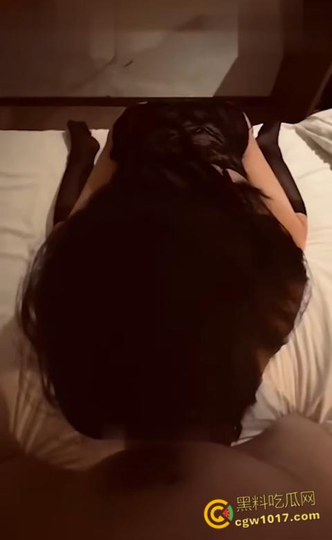 哈尔滨大学美女研究生,上课掀内衣露奶捏乳,扒开翘臀拍菊花小穴,被男友后入爆操,学历越高玩的越骚 !-7