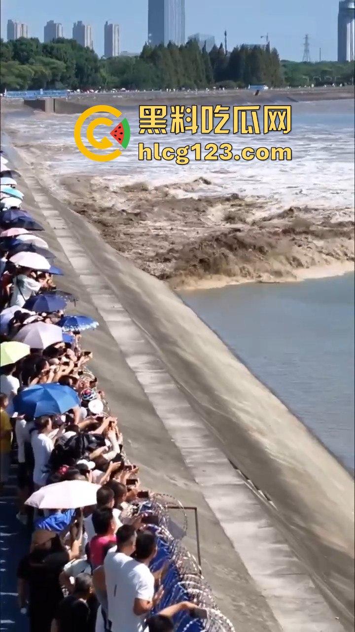 台风普拉桑来袭,钱塘江大潮buff叠加,围观群众瞬间被吞没!看个潮水直接被干翻!-2