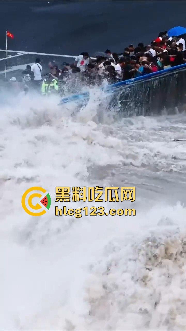 台风普拉桑来袭,钱塘江大潮buff叠加,围观群众瞬间被吞没!看个潮水直接被干翻!-8
