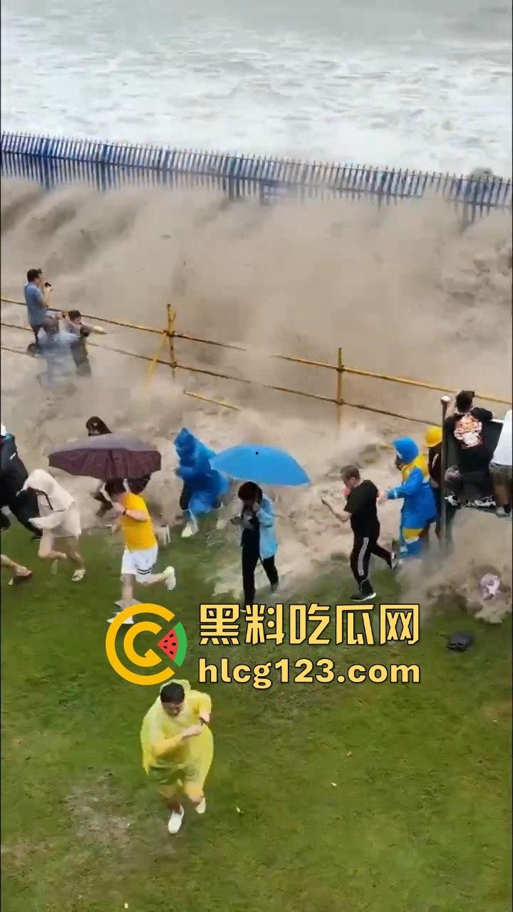 台风普拉桑来袭,钱塘江大潮buff叠加,围观群众瞬间被吞没!看个潮水直接被干翻!-10