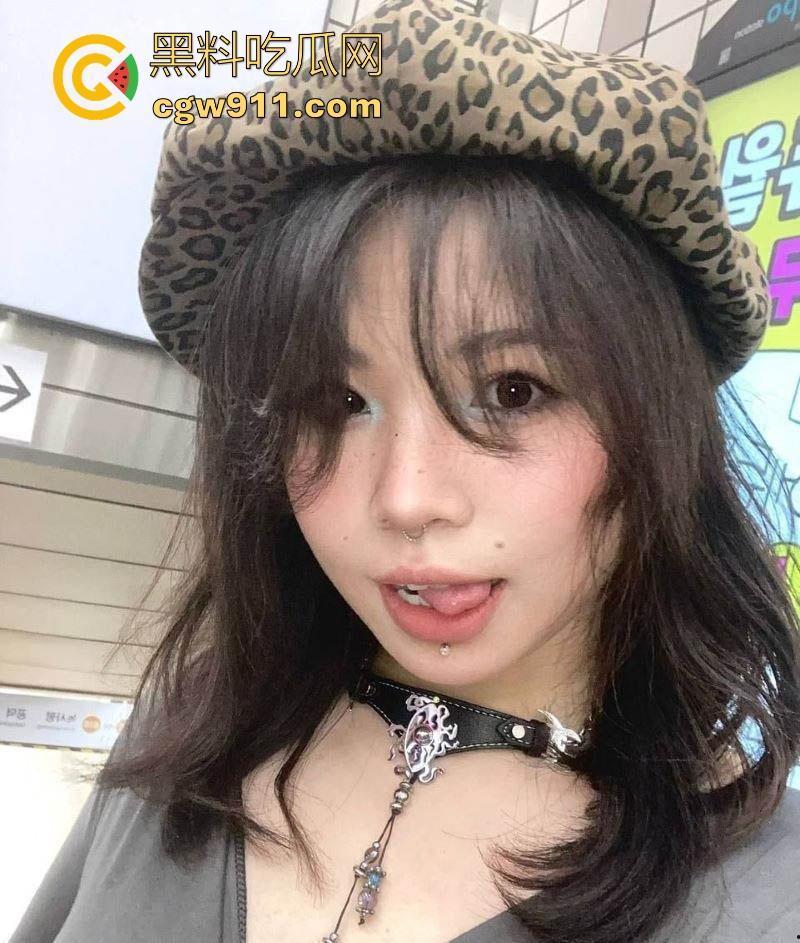 长沙小学教师【刘奕阳】性爱调教视频流出,私下完美暴露淫荡本性,跪地舔脚打桩猛操,呻吟不断!-1