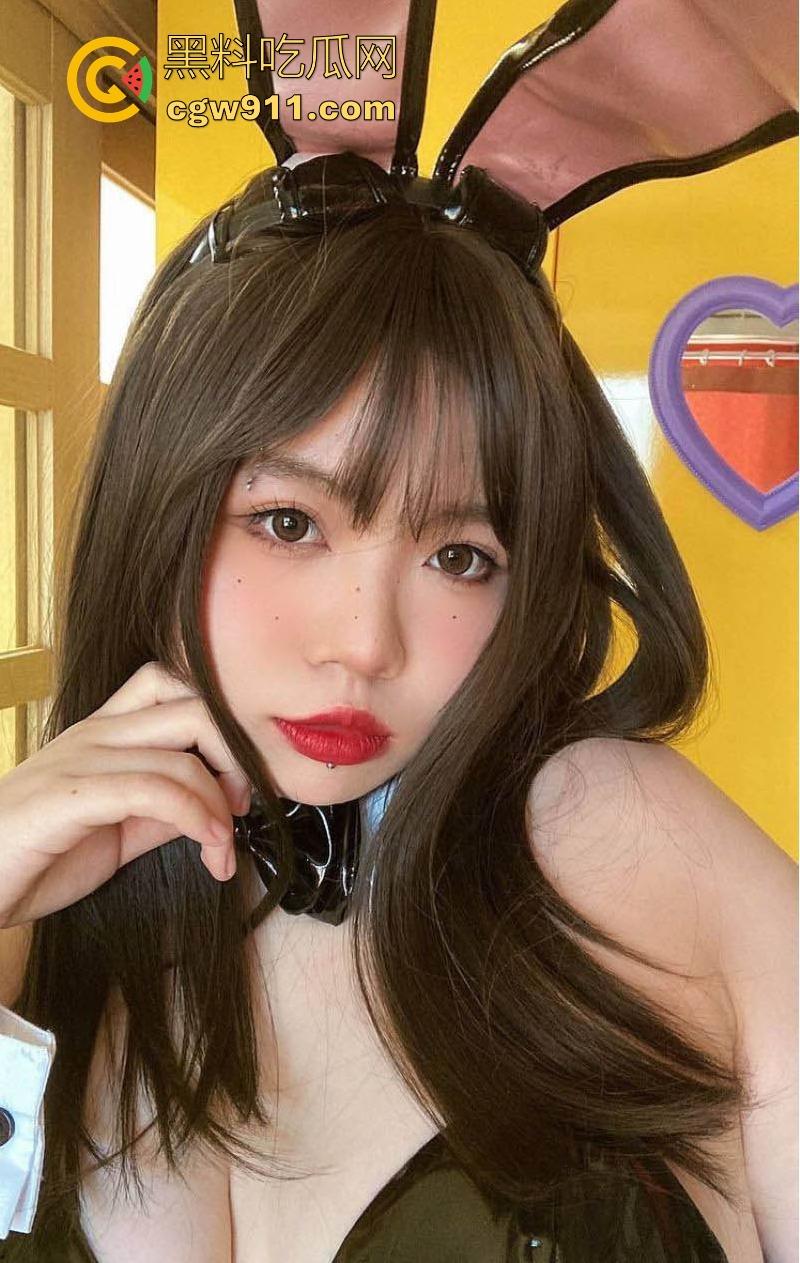 长沙小学教师【刘奕阳】性爱调教视频流出,私下完美暴露淫荡本性,跪地舔脚打桩猛操,呻吟不断!-3