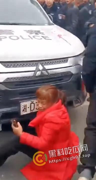 交警暴力执法致人死亡 被愤怒的群众围堵在车内 满脸是血 现场直达-4