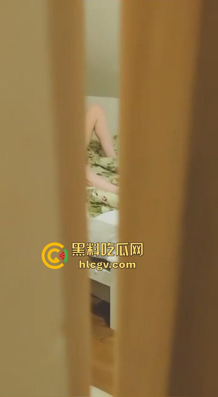 海外合租遇洋马舍友在房抠逼不锁门，水润诱惑摆明让英国流子哥看个爽！这么大机会都不敢上？-5