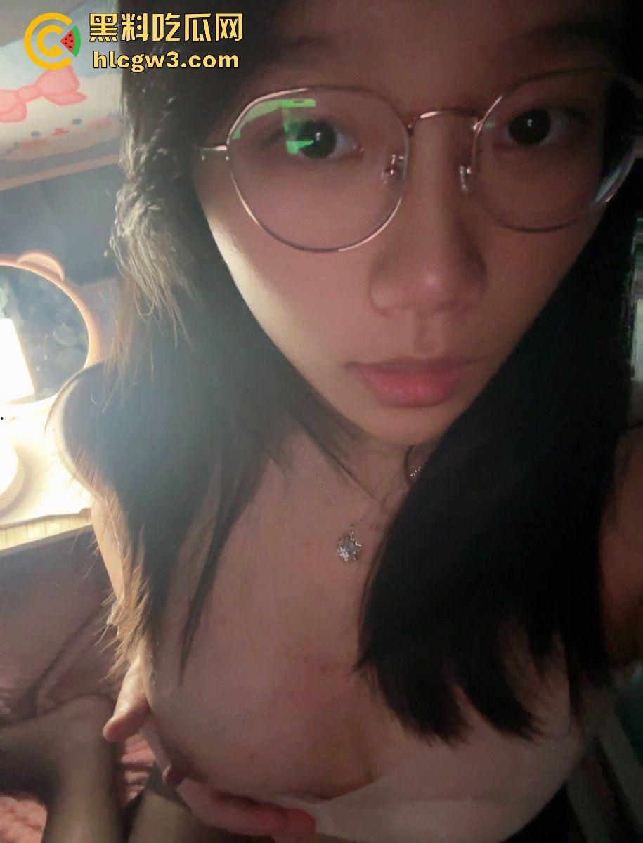 山西清纯女大学生【姜梦璇】私密资源疯传!清纯脸骚货魂,哥哥们的大鸡巴硬得像铁柱,简直玩明白了!-8