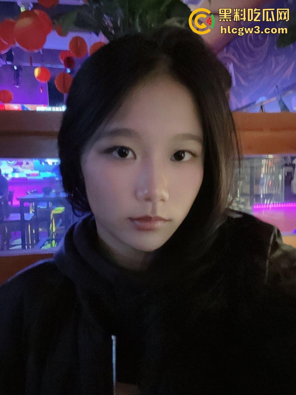 山西清纯女大学生【姜梦璇】私密资源疯传!清纯脸骚货魂,哥哥们的大鸡巴硬得像铁柱,简直玩明白了!-9