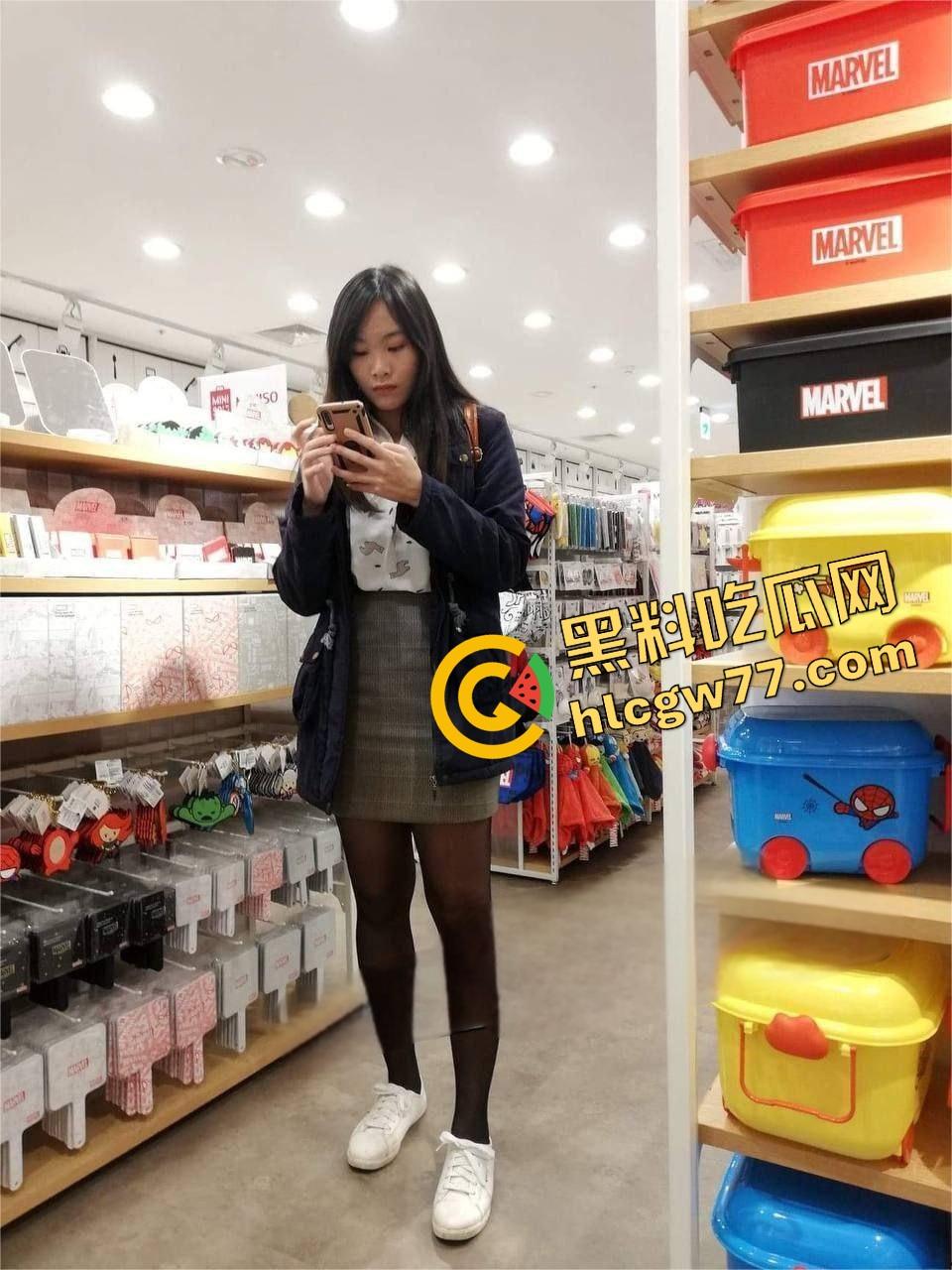 兄弟情玩到床上，河北龟男亲手把女友送上兄弟的屌，拍全程还特写口交角度，超市工服都没脱就开干！-3