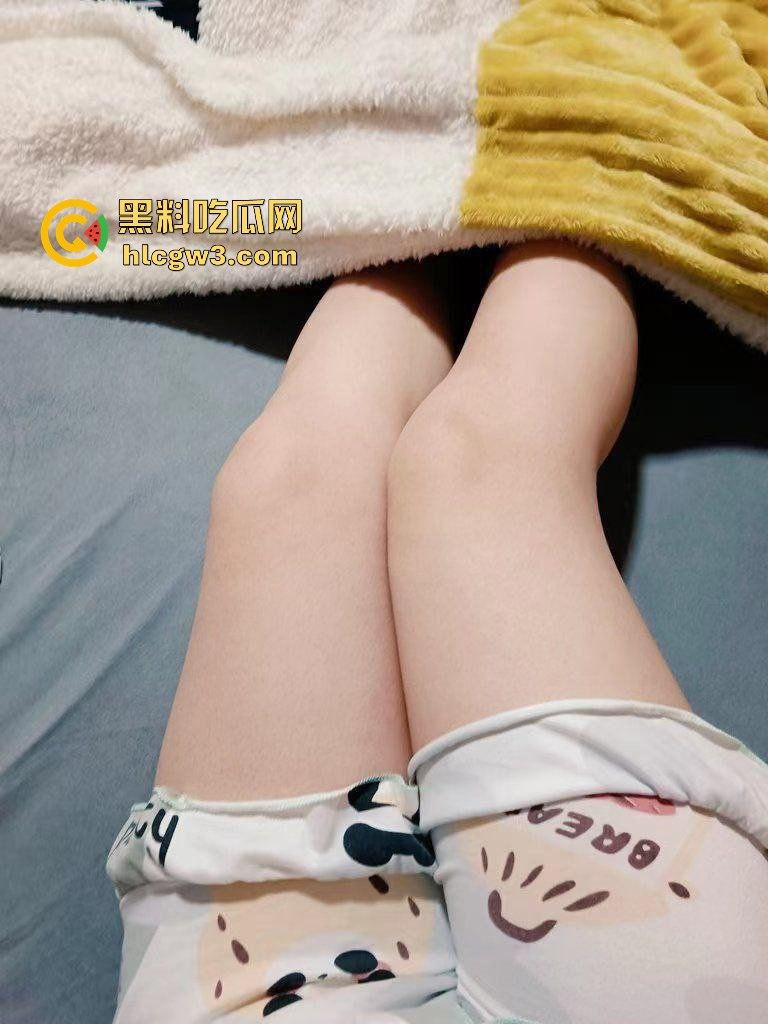 山西清纯女大学生【姜梦璇】私密资源疯传!清纯脸骚货魂,哥哥们的大鸡巴硬得像铁柱,简直玩明白了!-34