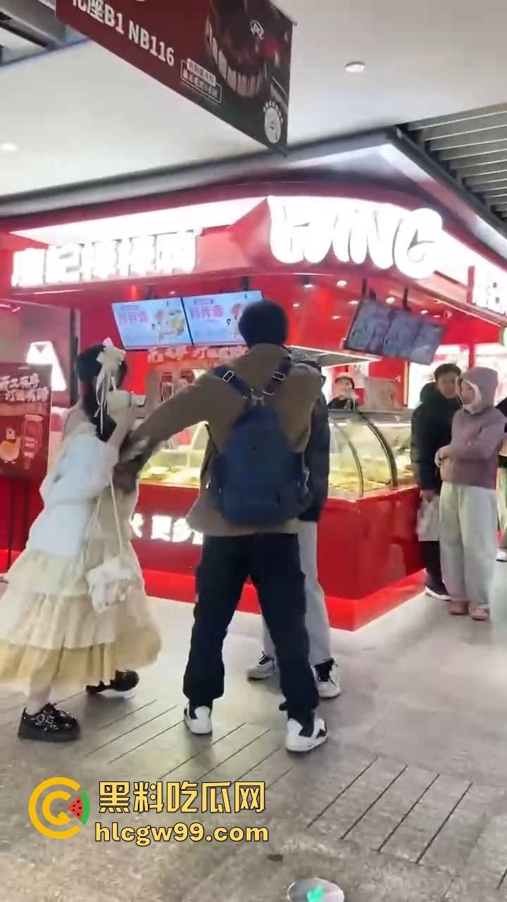 洛丽塔小仙女劈腿实锤,脚踏两只船,花着这个的钱睡着那个的,还在廖记棒棒鸭装委屈,双标程度离谱!-1