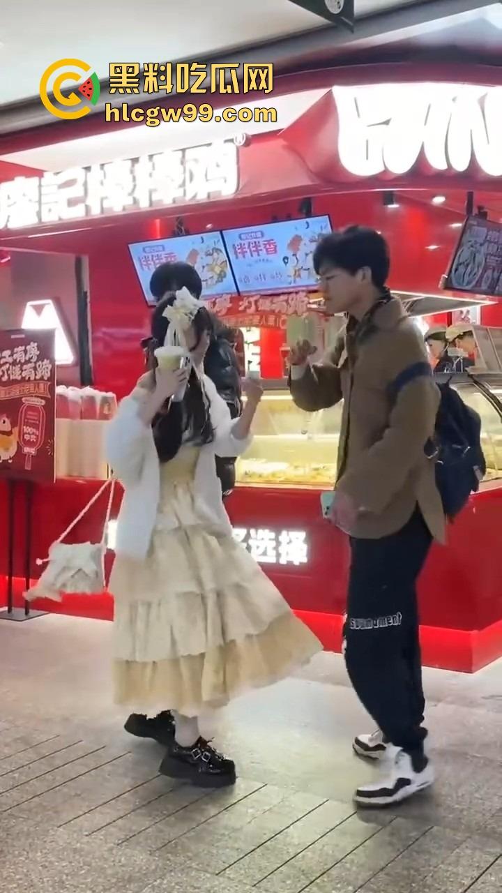 洛丽塔小仙女劈腿实锤,脚踏两只船,花着这个的钱睡着那个的,还在廖记棒棒鸭装委屈,双标程度离谱!-3