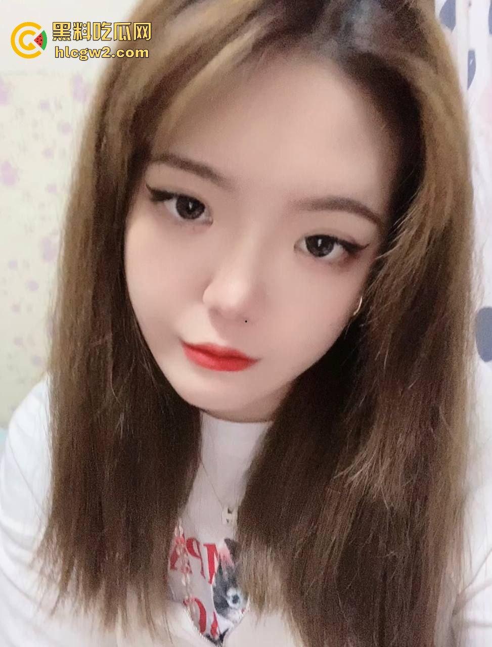 湖北26岁『郭可岚』掰开馒头穴自拍流出 被男友干的翻白眼伸舌头打炮痴态毕露,云盘视频全网疯传!-1