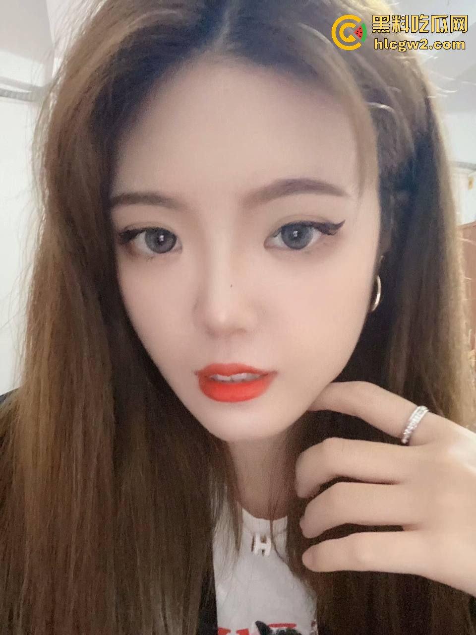 湖北26岁『郭可岚』掰开馒头穴自拍流出 被男友干的翻白眼伸舌头打炮痴态毕露,云盘视频全网疯传!-7