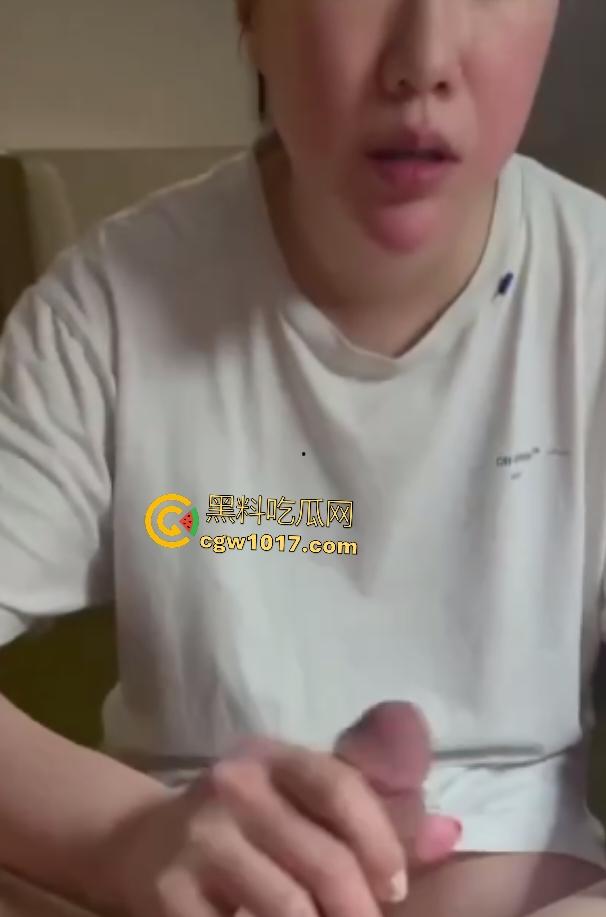 同学聚餐后女同学醉酒想吃肠,男同学直接开房给她吃鸡巴,软鸡巴被嗦到硬如石头,她还舔唇喊下次再吃!-1