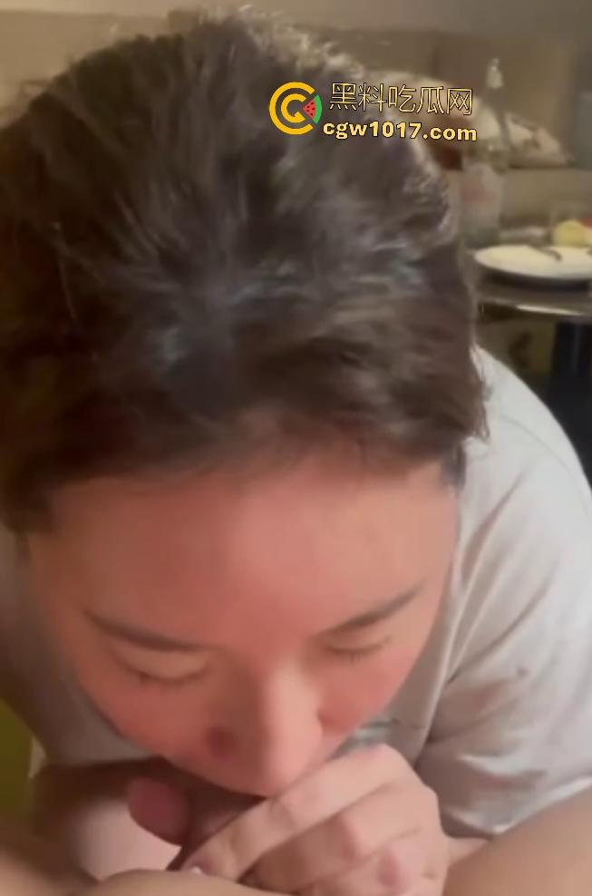 同学聚餐后女同学醉酒想吃肠,男同学直接开房给她吃鸡巴,软鸡巴被嗦到硬如石头,她还舔唇喊下次再吃!-2