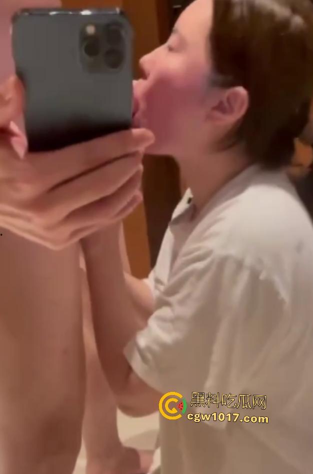 同学聚餐后女同学醉酒想吃肠,男同学直接开房给她吃鸡巴,软鸡巴被嗦到硬如石头,她还舔唇喊下次再吃!-7